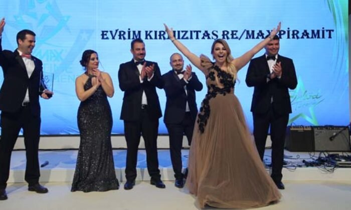 Evrim Kırmızıtaş Başaran, Remax başarı ödülü ile.