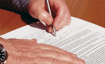 Ev kontratı imzalayan alıcı